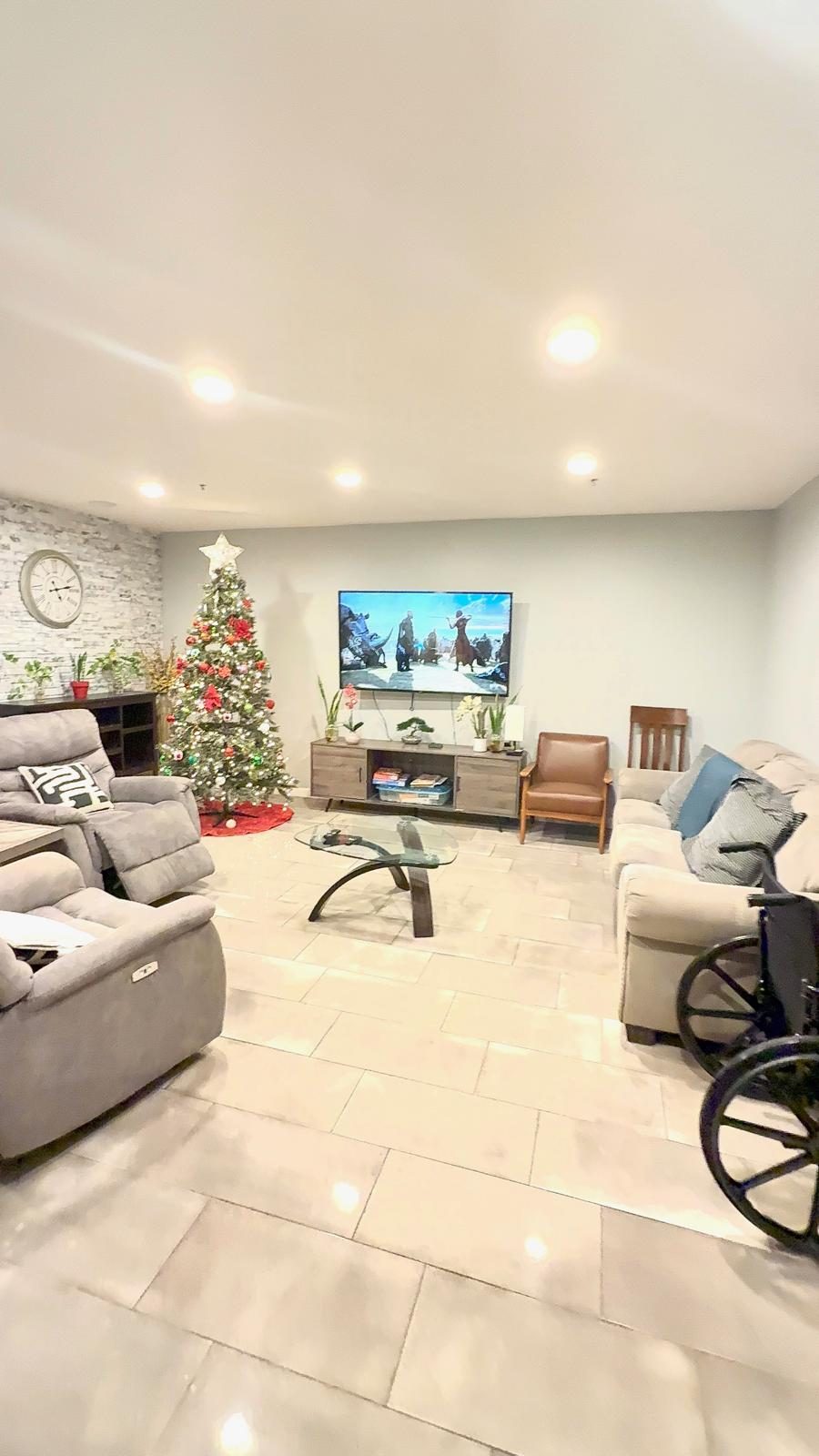Common living room at Jade Villa Care Home in Northridge